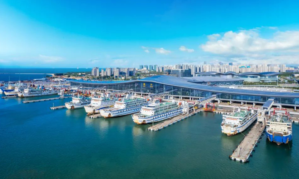 2025年春運(yùn)大幕已拉開(kāi)，瓊州海峽作為通往海南自貿(mào)港的重要通道，今年將繼續(xù)迎來(lái)客流高峰。據(jù)預(yù)測(cè)，中遠(yuǎn)海運(yùn)將在湛江、海口兩地的新海港、徐聞港、秀英港、海安新港運(yùn)輸進(jìn)出島車輛101萬(wàn)輛次、旅客408萬(wàn)人次。圖為近日拍攝的新海港全景。