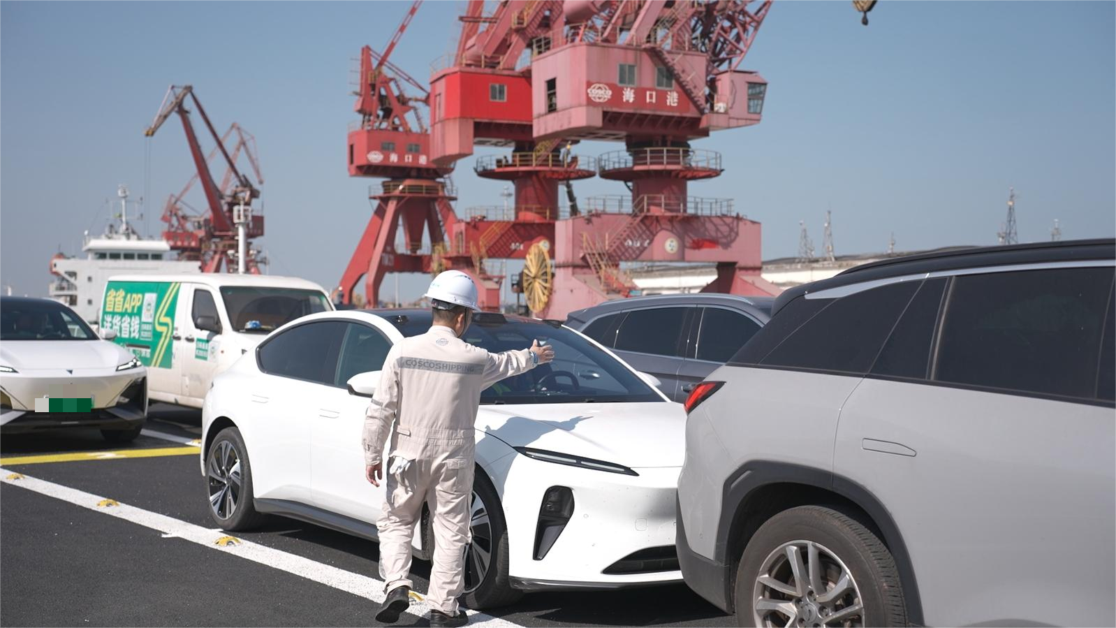 這兩艘新能源車輛專用運(yùn)輸船單航次可運(yùn)輸約160輛新能源小汽車，與現(xiàn)有的普通客滾船相比提升60%以上，可有效緩解新能源汽車疏運(yùn)壓力。圖為“綠源一號(hào)”輪船員正嚴(yán)格按照操作規(guī)程進(jìn)行船舶裝載工作，保障船舶裝載過(guò)程中的安全。
