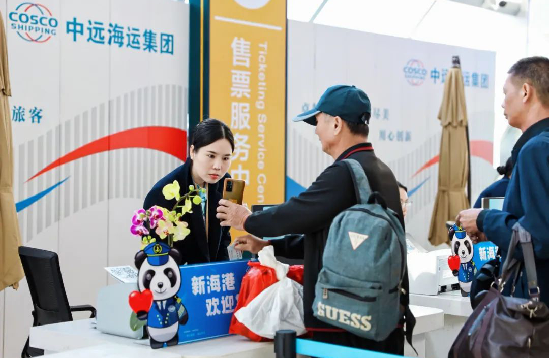 新海港售票服務(wù)中心工作人員為過(guò)海旅客提供票務(wù)及相關(guān)出行服務(wù)。