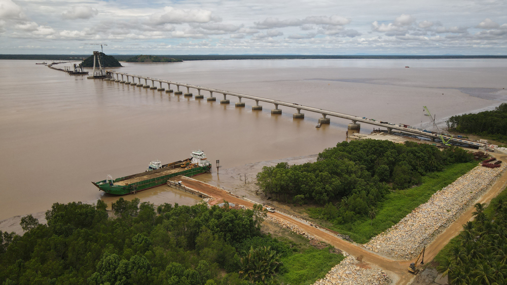 魯巴跨海大橋是馬來西亞在建的最大單體橋梁項目，全長4844米，由1197.6米南引橋、598.8米主航道橋、3047.6米北引橋組成，采用無棧橋施工。大橋主航道橋為137.2米+324.4米+137.2米雙塔三跨雙索面混凝土斜拉橋，主塔高115.575米，為大半徑圓曲線“八字”型塔，設有上、中、下三道橫梁，采用標準化液壓爬模施工。施工中，項目團隊積極總結25號墩首塔施工經驗，克服赤道烈日、海上暴雨狂風等困難，用9個月的時間實現26號墩主塔封頂，較首塔施工快了近4個月，為按期完成主梁合龍節點創造了條件。