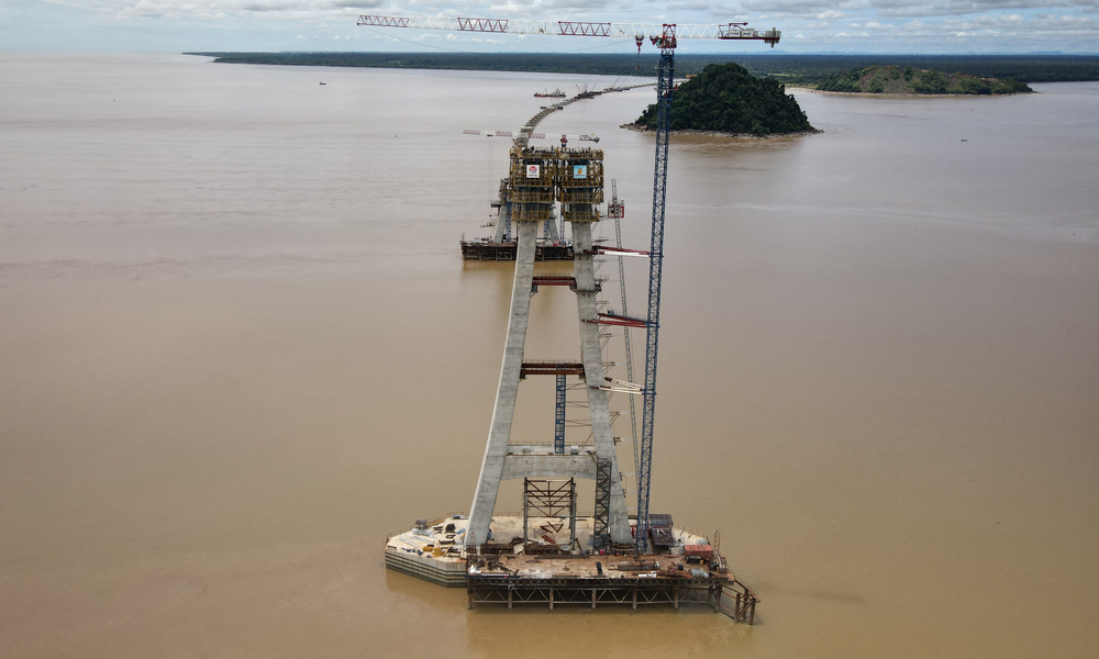 馬來西亞魯巴跨海大橋是共建“一帶一路”的重要項目，大橋建成后，將成為東馬第一長橋，與現有的婆羅洲大道連接貫通，結束兩岸人民靠輪渡往來的歷史，有效提升地區交通基礎設施發展水平，便利人員物資往來，改善地域交通格局。