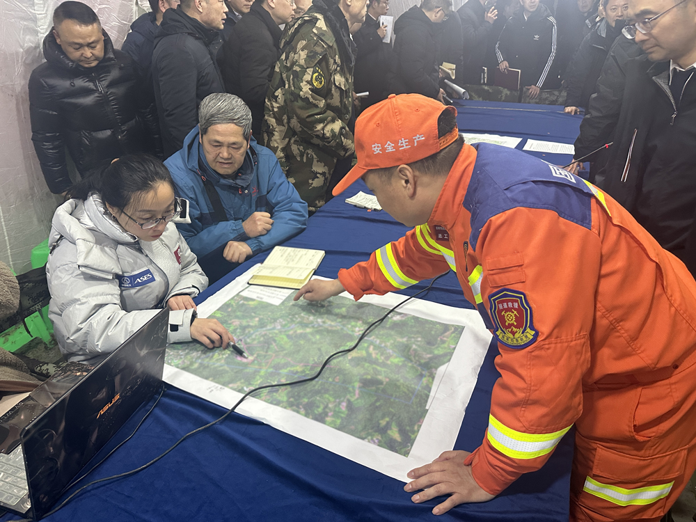 2月8日20時，救援人員抵達指定地點，會同專家組商討監測方案并領受任務，在救援現場建立監測陣地。2月9日4時設備調試完畢，按現場指揮部要求監測數據，啟動小時報制度。
