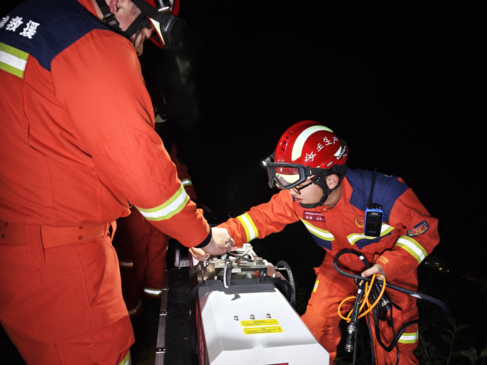 中交集團駐地項目積極行動，全力開展救援。所屬天航局宜賓公司筠連項目部在接到筠連縣政府部門電話通報后，緊急調配4臺挖掘機、2臺越野車，集結15名搶險救援人員，抵達滑坡現場待命。一公院迅速調派2位專家趕赴筠連縣救災指揮部，隨時待命。二公局威彝高速土建2標項目、雷波至永善連接線3標項目，以及四航局宜賓項目共落實挖機7臺、裝載機4臺、自卸車7臺，全力保障救援工作開展。