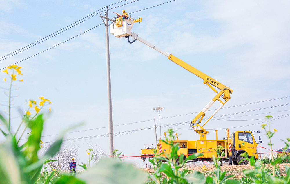 國家電網安徽巢湖供電公司工作人員開展農戶用電隱患消缺，護航春耕春灌。