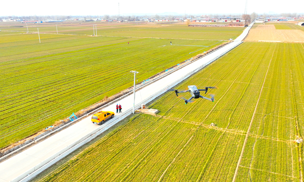 國家電網河北石家莊行唐供電公司工作人員對春灌重點線路開展無人機巡視。