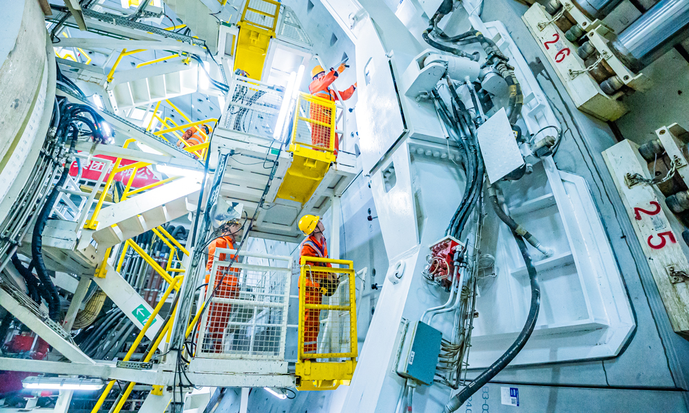 黃河水域段下方為粉質(zhì)黏土地層，還夾雜著大量的鈣質(zhì)結(jié)核，硬度高。盾構(gòu)機(jī)猶如在夾雜“棗核”的粘糕里穿行，極易造成刀具磨損等多種問題，對掘進(jìn)效率影響較大。為此，建設(shè)團(tuán)隊將刀盤開口率增大至53%，加大中心沖刷壓力和泥漿管路直徑，并加裝碎石機(jī)、雙回路液壓采石箱，確保盾構(gòu)機(jī)平穩(wěn)穿越。圖為作業(yè)人員安裝預(yù)制管片。