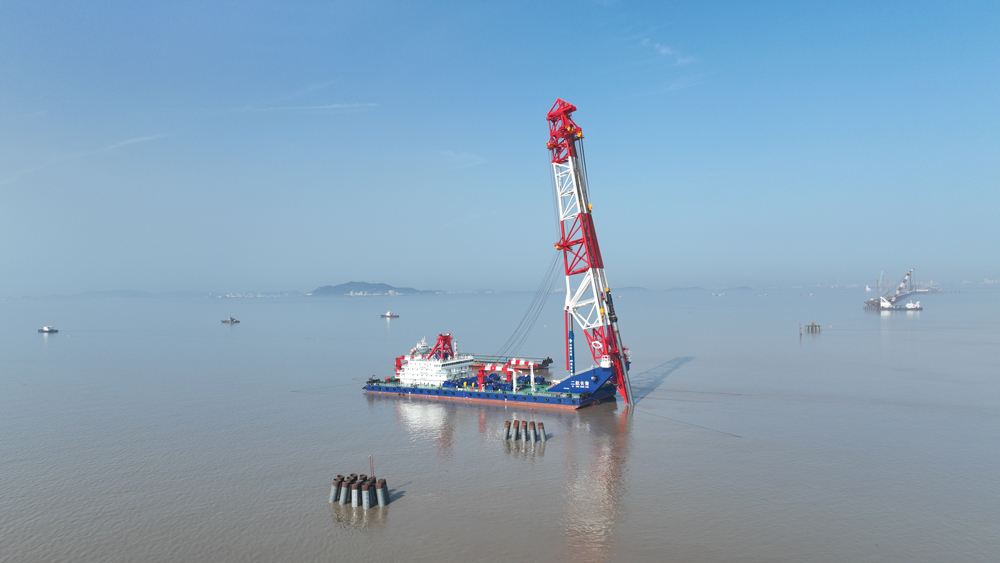 未來2個月，“二航長青”將在這打下約200根同類樁基。作為新建南通至寧波高鐵關鍵控制性工程，杭州灣跨海鐵路大橋全長29.2公里，是世界第一座跨越強潮海灣、超低阻水率的高速鐵路跨海大橋。