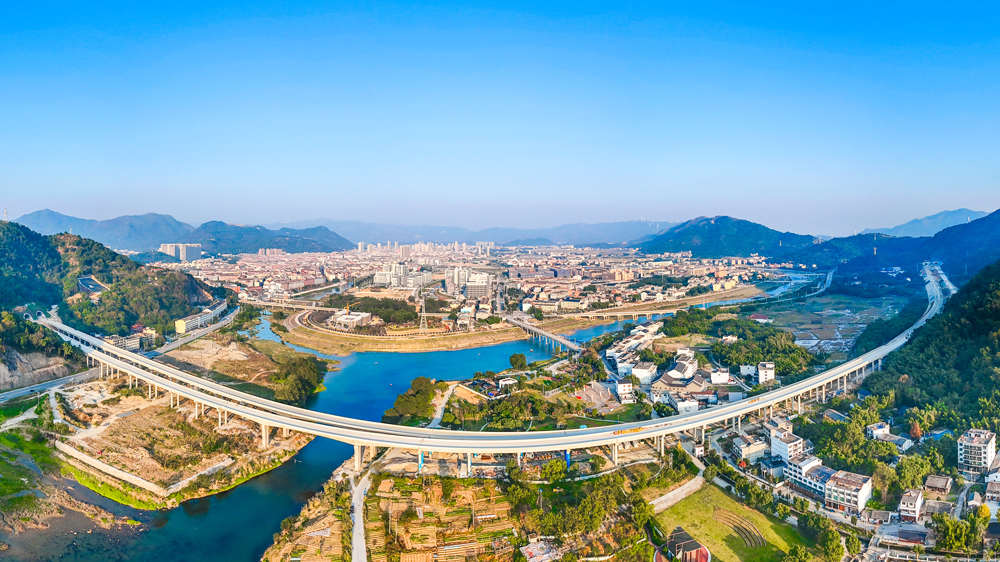 3月12日，隨著最后一片梁板精準落位，由中國鐵建所屬中鐵二十二局參建的浙江省高速公路網重要組成部分——瑞安至蒼南高速公路土建工程全部完工，標志著全線實現貫通，正式進入通車倒計時階段。圖為瑞蒼高速公路龍涵橋全景。