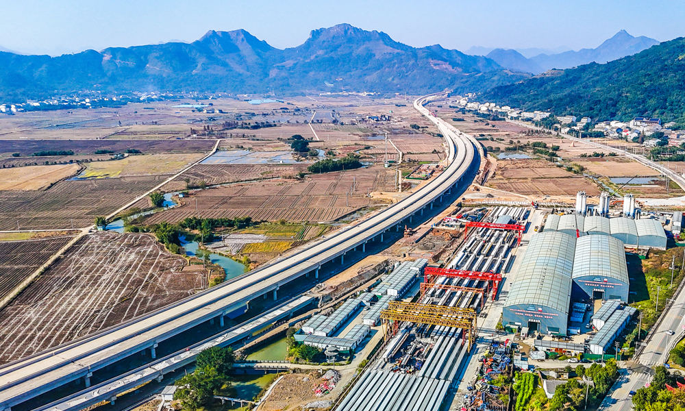 瑞蒼高速是浙江省“十四五”規劃重點工程，途經溫州市瑞安、平陽、龍港、蒼南四縣市，往西北可連接麗水等浙南山區，向東南可通往福建沿海地區。這條橫貫浙南山區的交通大動脈建成后，沿線四縣市各鄉鎮將實現“10分鐘上高速”，對進一步完善浙江高速路網結構，促進沿線經濟社會高質量發展具有重要意義。圖為瑞蒼高速公路南湖預計構件廠。