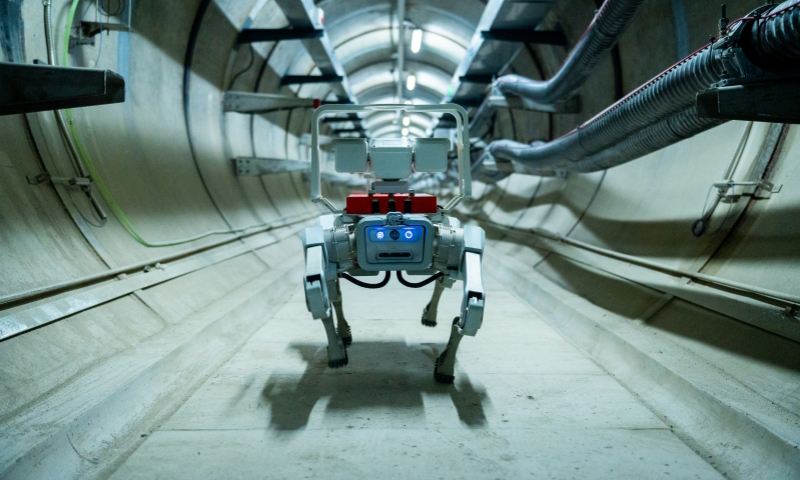 國(guó)家電網(wǎng)江蘇無錫供電公司應(yīng)用四足機(jī)器人自主巡檢220千伏電纜隧道。