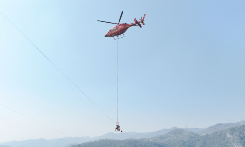 國(guó)家電網(wǎng)湖北超高壓公司聯(lián)合國(guó)家電網(wǎng)電力空間技術(shù)有限公司利用直升機(jī)搭載吊椅法帶電作業(yè)，集中處置線路缺陷。