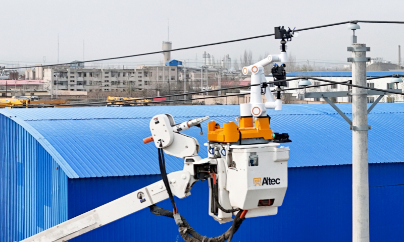 國(guó)家電網(wǎng)新疆博爾塔拉供電公司使用帶電作業(yè)機(jī)器人開展線路檢修。