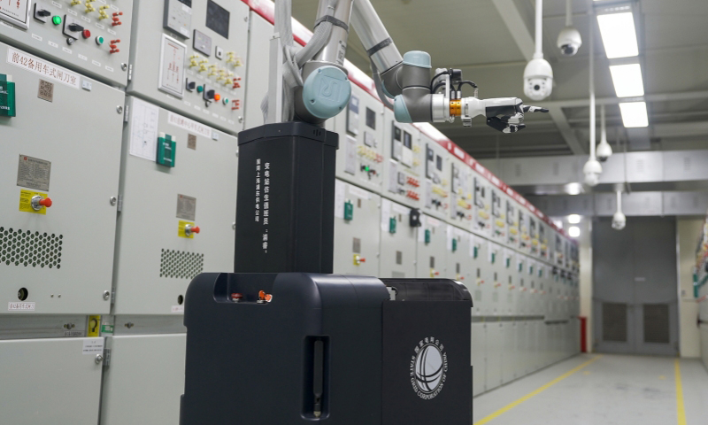 近年來，國(guó)家電網(wǎng)有限公司始終把科技創(chuàng)新擺在電網(wǎng)發(fā)展的基礎(chǔ)核心位置，圍繞加快構(gòu)建新型電力系統(tǒng)，深化北斗、云計(jì)算、人工智能等數(shù)字、智能技術(shù)應(yīng)用，強(qiáng)化數(shù)智賦能賦效，推動(dòng)電網(wǎng)功能形態(tài)、運(yùn)行管理、服務(wù)模式升級(jí)，為發(fā)展能源領(lǐng)域新質(zhì)生產(chǎn)力、推進(jìn)新型能源體系建設(shè)貢獻(xiàn)力量。圖為國(guó)家電網(wǎng)上海浦東供電公司應(yīng)用變電站仿生值班員“浦睿”在110千伏前灘站巡視設(shè)備。