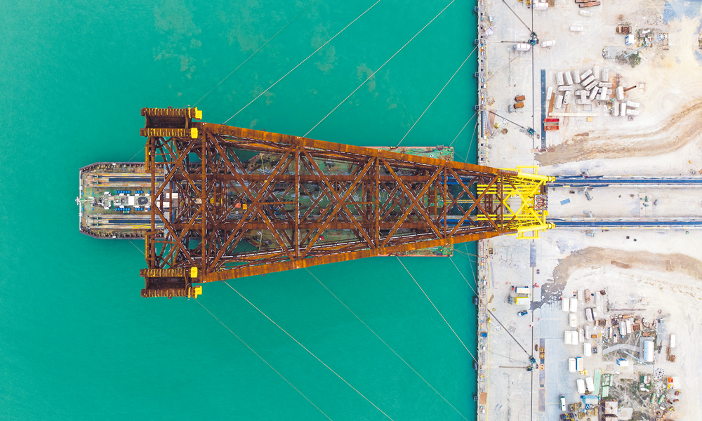 此次安裝就位的導(dǎo)管架總高161.6米，重10000余噸，相當(dāng)于一座埃菲爾鐵塔的重量。圖為文昌16-2油田開發(fā)項目導(dǎo)管架裝船。