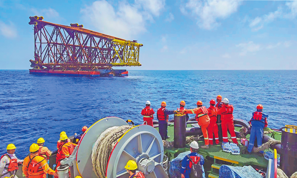 中國海油海上安裝作業(yè)人員乘坐拖輪即將抵達“海洋石油228”駁船，進行導(dǎo)管架解除固定作業(yè)。