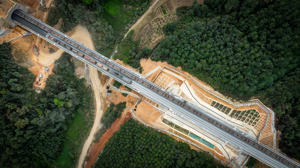 3月20日上午，在邊境城市廣西壯族自治區憑祥市，隨著鋪軌機將最后一段500米長鋼軌鋪設在憑祥東站出站五線大橋上，南憑高鐵崇憑段全線鋪軌完成，預計8月份進入聯調聯試階段，今年內具備開通運營條件。
