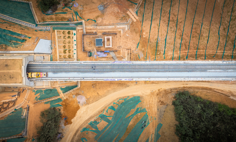 南憑高鐵崇憑段是南憑高鐵南崇段的延伸，開通運營后，南寧至憑祥可實現高鐵直達，動車直抵中越邊境城市，兩地列車運行時間將由現在的4個多小時縮減到1個多小時，形成中國對接東盟便捷的運輸通道。