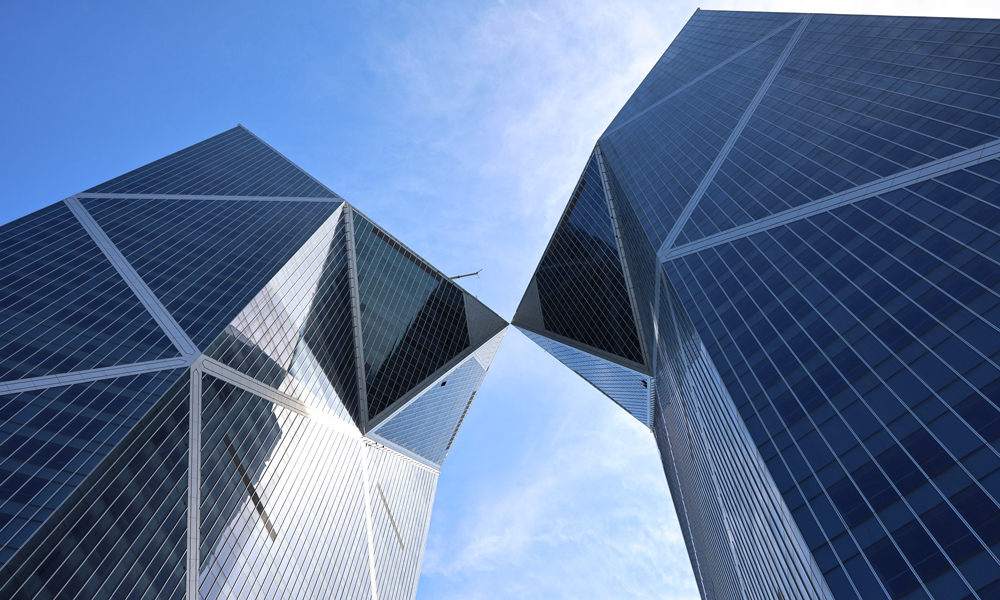 臨港西島中銀金融中心項目總建筑面積28.25萬平方米，建筑主體為南北兩座高200米的雙子塔樓，雙子塔樓上部錐形形體彼此相連。作為名片工程，項目通過建筑科技研發和信息技術賦能，打造原創技術“策源地”，重點圍繞工業化、數字化主線，在新材料、新裝備、新技術上不斷攻關，實現了智慧建造、精益建造、綠色建造等領域核心技術突破。