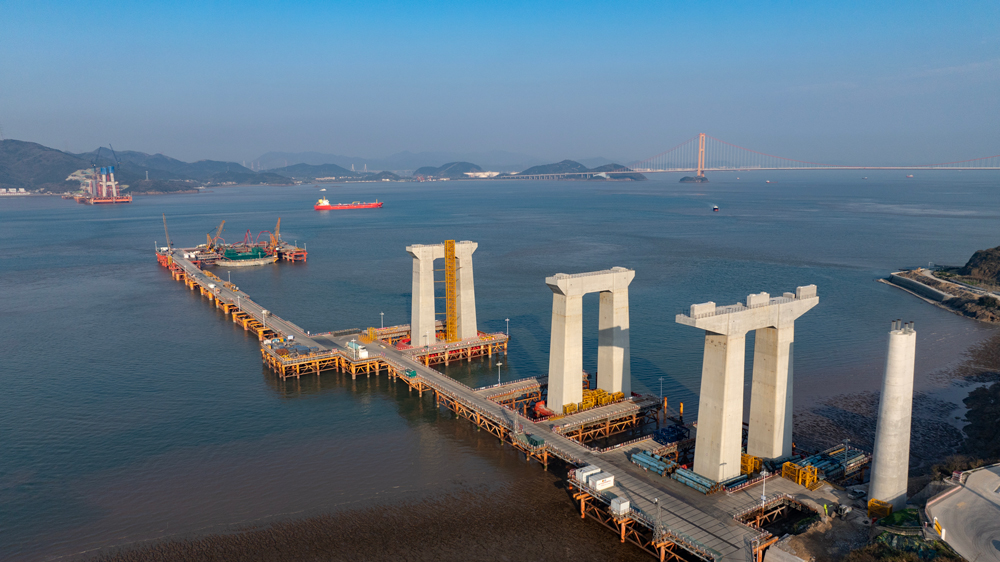 西堠門公鐵兩用跨海大橋全長3118米，主跨1488米，是世界在建跨度最大的斜拉懸索協(xié)作體系橋梁，由中鐵上投牽頭投資、中鐵四院和中鐵大橋院勘察設(shè)計、中鐵四局承建，是浙江省甬舟鐵路和甬舟高速公路復(fù)線跨越西堠門水道的共用跨海橋梁，連接舟山金塘島和冊子島。