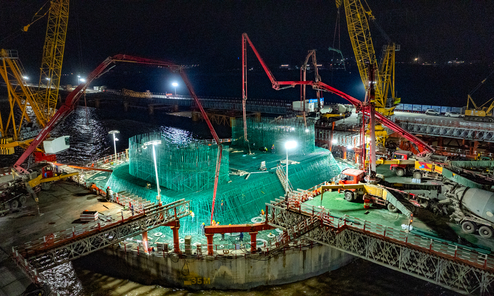 西堠門公鐵兩用跨海大橋具有首次在跨海高速鐵路橋梁上采用斜拉懸索協(xié)作體系、首次應(yīng)用空間變幅纜索體系、世界首個嵌入式設(shè)置沉井基礎(chǔ)等三項“世界首創(chuàng)”和“世界最大跨度公鐵兩用大橋”“世界最寬公鐵兩用大橋”“世界最高公鐵兩用大橋主塔”“世界最大規(guī)模巖錨”“世界最大直徑橋梁鉆孔樁基礎(chǔ)”等五項“世界之最”。