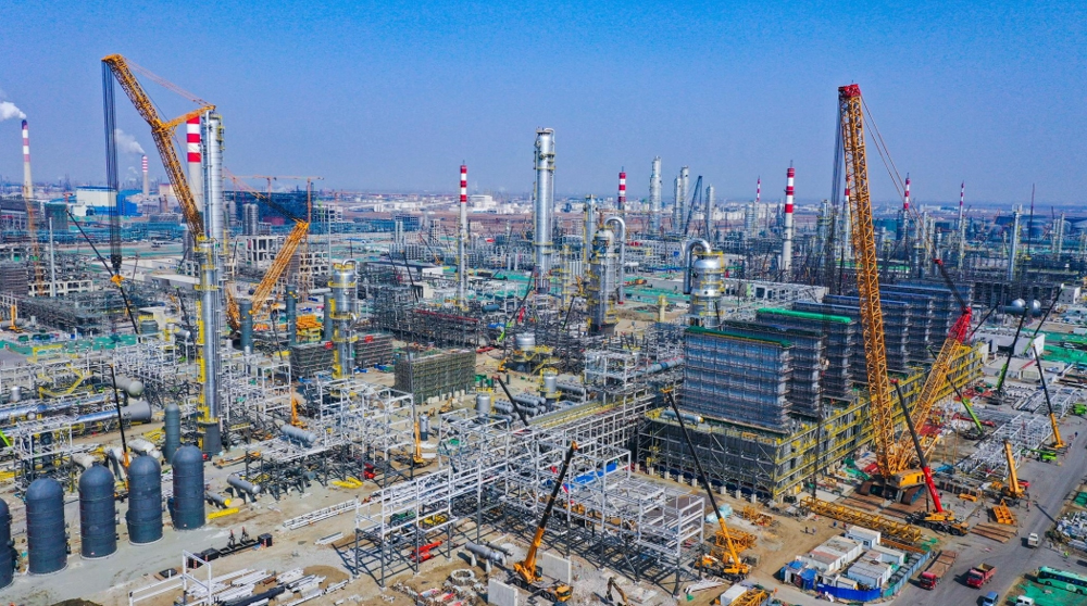 近日，兵器工業(yè)集團參建的華錦阿美精細化工及原料工程項目建設現(xiàn)場一片繁忙景象。塔吊伸展長臂，有序地吊運裝著建材和設備，2萬名建設者穿梭在各個作業(yè)面，機械的轟鳴聲、建材的切割聲、敲擊金屬的錘打聲交織在8.97平方公里的工地上，奏響成一首激昂的建設交響曲。據(jù)了解，目前該項目總進度已接近60%，正向著竣工目標全力沖刺。