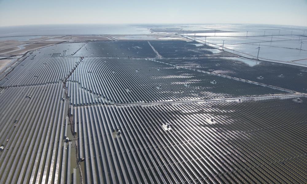 近日，中國華能濱州85萬千瓦光伏項目實現全容量并網發電。該項目是國家第三批大型風電光伏基地建設項目，也是國家海洋立體確權政策頒布后首個獲批的光伏用海項目。