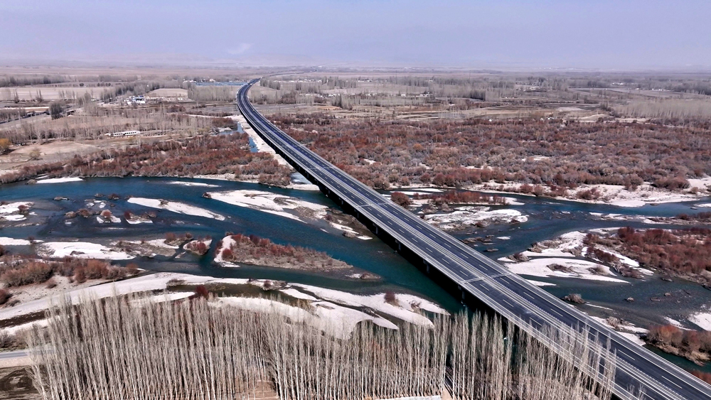 近日，由中國(guó)交建承建的G0711線烏魯木齊至尉犁高速公路巴倫臺(tái)至庫(kù)爾勒段正式通車運(yùn)營(yíng)。