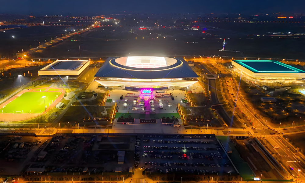 該項目深度應用中建二局自主研發的金屬屋面智慧平臺，導入BIM模型，自動套料下料，該平臺已建立超20項生產數據標準接口，可實現同源數據在上下游相關企業的一鍵無損流轉，極大提高屋面構件的下料速度并將項目平均套料損耗率降低至1%以下，安裝精度控制在5毫米以內，實現了屋面下料速度和精度的“雙翻倍”，此外，智慧平臺還可以實時掌握，現場質量情況、整改閉合度及形象進度，推動現場精細化管理。