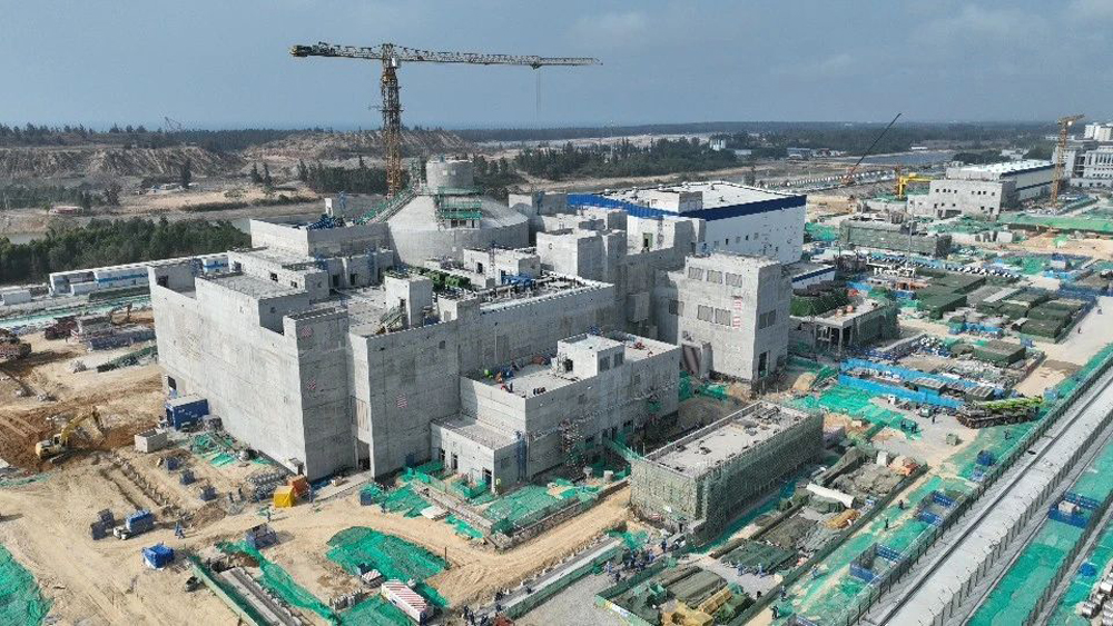 近日，全球首個陸上商用模塊式小型堆——中核集團海南昌江多用途模塊式小型堆科技示范工程“玲龍一號”首臺主泵成功就位，這進一步彰顯了我國在新型核能系統設計、高端裝備制造及復雜工程協同管理上的綜合實力，對鞏固我國在小堆國際競爭中先發優勢、形成我國模塊式小型堆先進品牌具有重要意義，為該工程后續冷試等關鍵節點提供了有力保障。