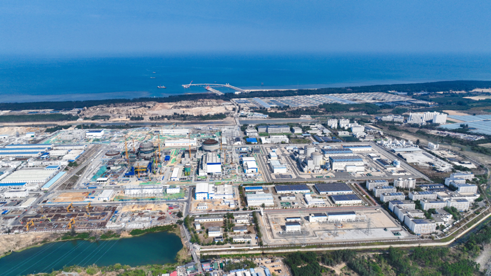 據了解，海南核電是中核集團在華南地區的“橋頭堡”，是我國地理位置最南端的核電基地，一期工程于2016年全面建成投產，年發電量占海南全省年用電量的近25%，海南核電基地安全穩定的電力保障為海南省打造國家生態文明試驗區、建設海南自由貿易港提供強勁有力的清潔能源支持。