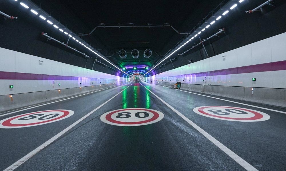 作為北京市重點工程、北京城市副中心標志性工程，這項國家級“平安百年品質示范工程”與“科技示范工程”的開通，是聯通順義、大興、亦莊及北京首都國際機場、北京新機場的重要通道，對促進京津冀區域交通協同發展、提升全市交通服務水平、構建綜合交通體系具有重要意義。圖為采用“京華號”盾構機施工的東六環隧道西線隧道。