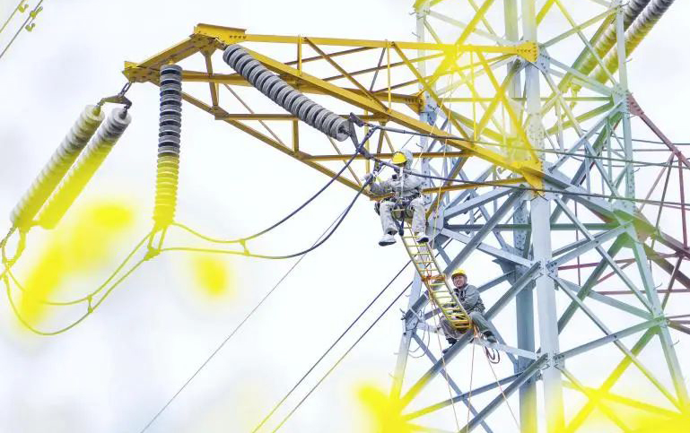 國(guó)家電網(wǎng)重慶長(zhǎng)壽供電公司工作人員開展220千伏長(zhǎng)莊西線帶電消缺作業(yè)。