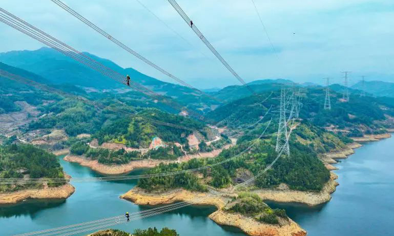 國(guó)家電網(wǎng)福建送變電公司工作人員在福州—廈門1000千伏特高壓交流工程榕泰Ⅰ線進(jìn)行首次年度檢修。