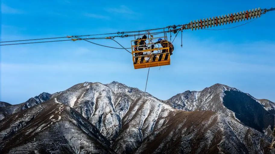 國(guó)家電網(wǎng)甘肅白銀供電公司工作人員在330千伏白蘆Ⅰ線進(jìn)行地線壓接等工作。