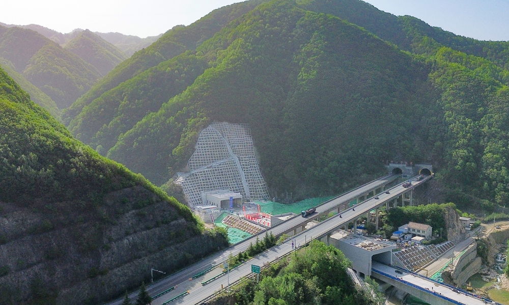 近日，由中國鐵建所屬鐵一院勘察設計、中鐵十八局承建的西十高鐵秦嶺馬白山隧道順利貫通，這是全國目前已貫通的最長高鐵隧道，該隧道的貫通標志著西十高鐵建設取得突破性進展。圖為馬白山隧道外景。