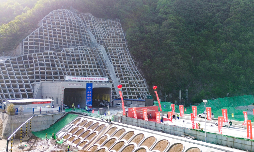 西十高鐵秦嶺馬白山隧道位于陜西省西安市藍田縣境內，全長22.9公里，為雙洞單線隧道，是西十高鐵全線最長隧道，也是穿越秦嶺山區的最長高鐵隧道。該隧道橫穿秦嶺嶺脊，洞身穿越斷層破碎帶2處，最大埋深超過620米，地質構造復雜多變，具有巖爆風險高、地質條件差異大等特點，施工技術難度和工程風險極高，是全線的關鍵性控制工程。圖為隧道入口。 
