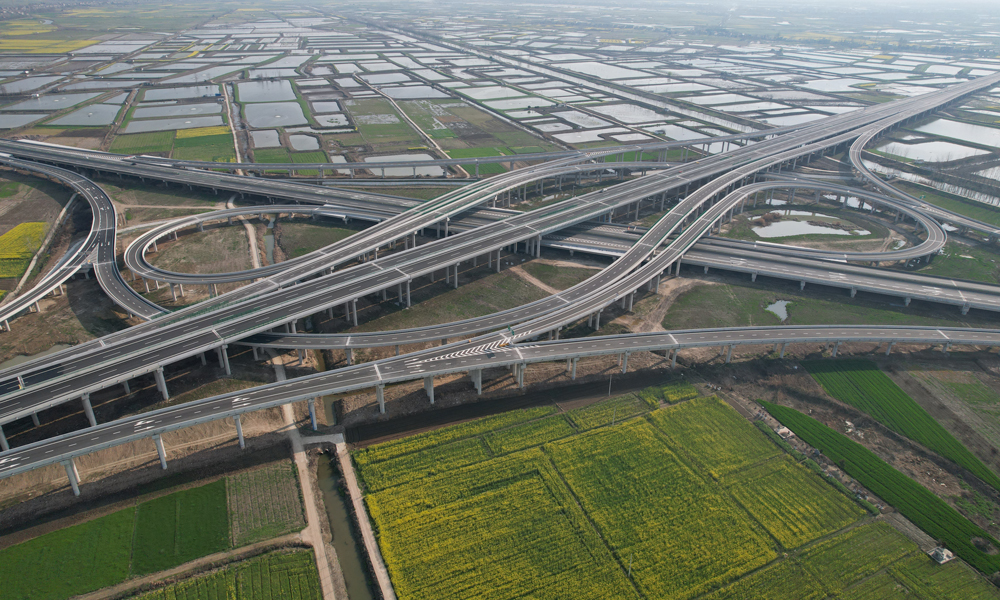 武松高速作為湖北省“九縱五橫三環(huán)”高速公路網(wǎng)的關(guān)鍵聯(lián)絡(luò)線，由武漢段、仙桃至洪湖段、萬全至監(jiān)利段、監(jiān)利至江陵段、江陵至松滋段（含觀音寺長江大橋）等5段高速組成，線路總長約222公里。對于優(yōu)化湖北高速路網(wǎng)，強化長江經(jīng)濟帶骨干路網(wǎng)結(jié)構(gòu)，改善仙桃市東南部與洪湖市中北部地區(qū)的交通狀況，提升分蓄洪區(qū)的防洪和緊急救援能力具有極其重要的戰(zhàn)略意義。