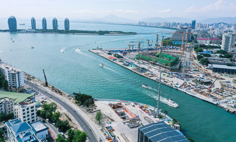 近期，海南自貿港重點項目——三亞河口通道工程項目提速推進，該項目是海南三亞首個水下隧道工程，由中鐵二十局承建，隧道總長度3.118千米。圖為5月5日拍攝的三亞河口通道工程項目現場（無人機照片）。新華社記者 趙穎全 攝