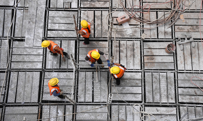 5月5日，工人在三亞河口通道工程項目現場施工。新華社記者 趙穎全 攝