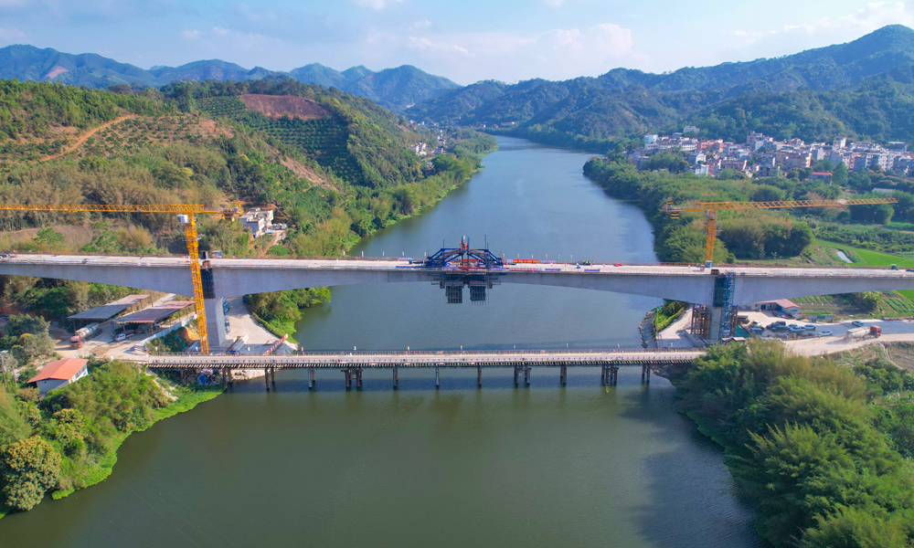 近日，中交集團所屬一公局集團參建的廣西蒼容高速8標段項目繡江特大橋中跨順利合龍。