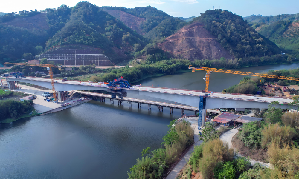 繡江特大橋位于容縣浪水鎮長壽村，大橋全長520米，主橋為93米+160米+93米剛構-連續組合梁橋。項目施工難度大，安全風險高，為標段內控制性工程。