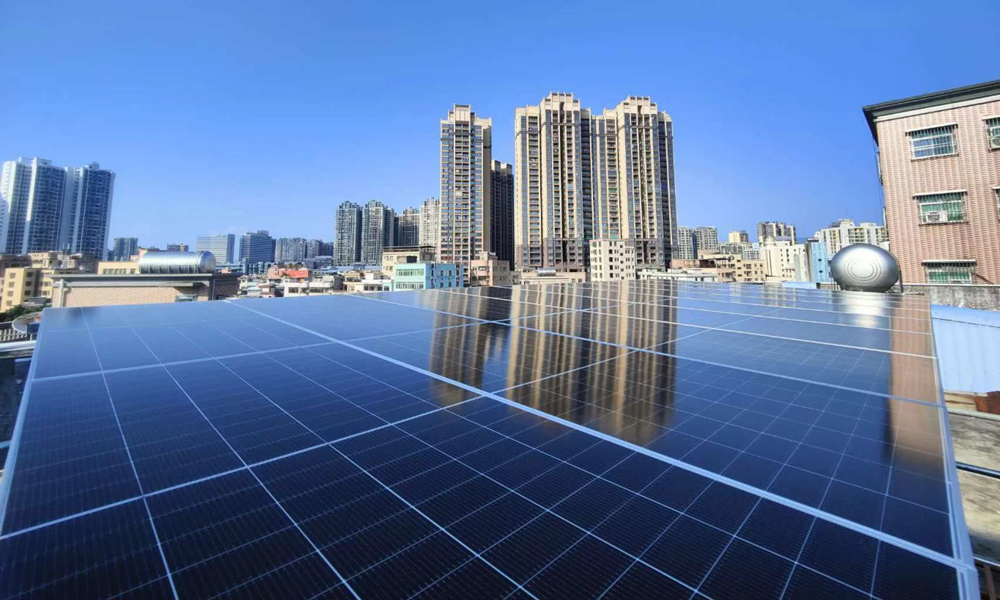 近日，中國建筑旗下中建六局承建的廣東惠州惠陽區分布式光伏項目一批施工點位并網成功。惠陽區光伏資源存量盤活項目共涉及219家單位537個施工點位，擬利用惠陽區21.81萬平方米存量屋頂資源，打造15.25萬平方米光伏發電站。這種“自發自用、余電上網”模式，達到了單位用電優先，富余電力反哺公共電網的效果，有效減少了碳排放。