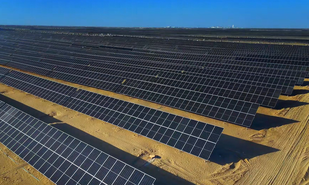 由中國建筑旗下中建二局承建的塔里木油田低碳轉型130萬千瓦光伏發電項目，是新疆探索光伏治沙模式的重點項目，項目位于新疆維吾爾自治區庫爾勒市，占地面積500.4萬平方米，包括130萬千瓦裝機光伏場區、220千伏升壓站、儲能站等，項目全容量并網后，可為當地提供穩定的電力供應，每年可替代標煤62萬噸，實現二氧化碳等污染物的減排，助力當地推動綠色低碳轉型進程。
