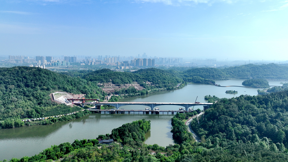 近日，隨著玄天湖雙線大橋最后一孔箱梁架設完成，中國中鐵旗下中鐵五局承建的成渝中線高鐵全線重難點工程玄天湖雙線大橋貫通，為后續無砟軌道施工奠定基礎。