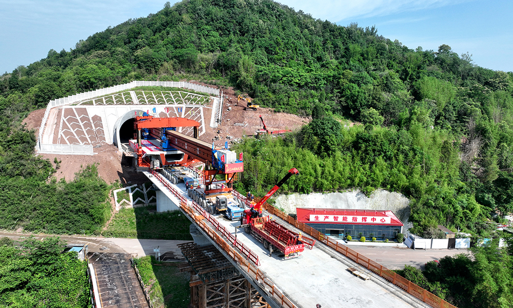 成渝中線高鐵是我國“八縱八橫”高鐵網沿江通道的重要組成部分，正線全長292公里，設計時速350公里，建成后將與已運營的西安至成都高鐵、鄭州至重慶高鐵和在建的西寧至成都高鐵、成都至達州至萬州高鐵、西安至重慶高鐵、重慶至昆明高鐵、重慶至萬州高鐵等多條線路連通，推動成渝地區路網結構更加完善，對助力成渝地區雙城經濟圈建設，形成西部大開發新格局，具有十分重要的意義。
