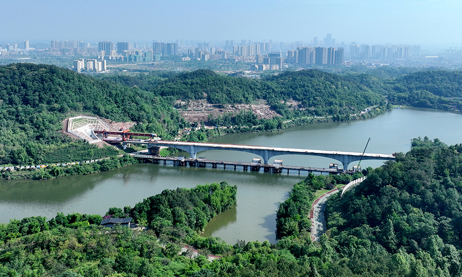 玄天湖雙線大橋全長460.561米，位于重慶市銅梁區玄天湖4A級景區內，對施工環水保要求極高。為保護天鵝棲息地及湖區生態，項目團隊將跨越湖面的施工棧橋縮至最短路徑，減少水中鋼管樁27根，承臺施工采用鎖扣鋼管樁圍堰，實現主墩施工區與湖水隔離。施工中，項目團隊在大橋建設中集成了5項前沿技術和工藝工裝，其中連續梁采用我國新一代智能懸臂造橋機施工，較傳統工藝降低50%以上高空作業風險、提升15%施工效率。