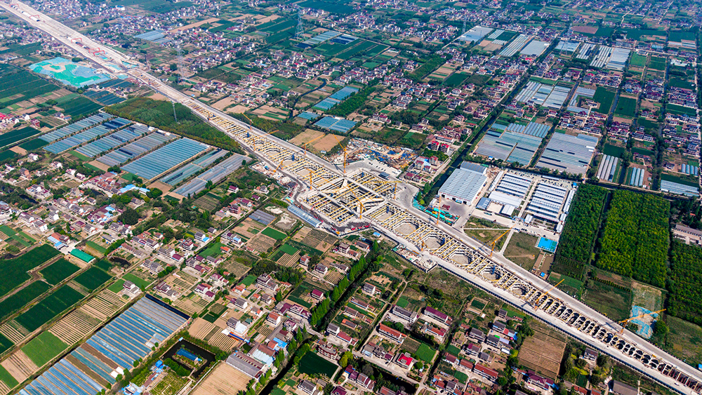 海門北站位于江蘇省南通市海門區，占地面積74220平方米，建筑面積131039平方米，其中核心區深度29.4米，為總長度1800米的一級超深超大基坑。站房包含負三層地下結構，兩臺六線車站，建成后將形成以高鐵站為核心，集高鐵、航空、城軌、地鐵等多種交通方式于一體的綜合交通樞紐。