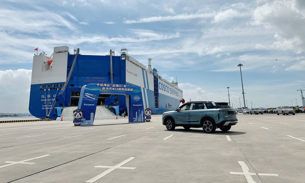 新能源汽車是我國外貿“新三樣”之一。中遠海運積極打造綠色高效的汽車船隊，先后合作訂造了一批大型LNG雙燃料汽車船。隨著“遠?？凇陛喌慕桓?，中遠海運汽車船隊規模擴充至20艘，航線遍布中國至波斯灣、歐洲等區域，保障了我國汽車供應鏈的順暢運轉。2024年，中遠海運承運發往“一帶一路”沿線國家的汽車貨量超過16萬臺，2025年1—4月，承運“一帶一路”貨量68604臺，同比增長110.14%。