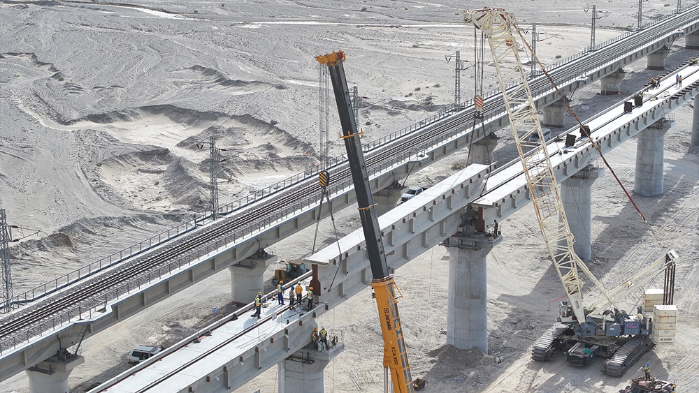 羅若鐵路全長(zhǎng)約300公里，設(shè)計(jì)時(shí)速120公里。中國(guó)中鐵旗下中鐵一局承擔(dān)全線的鋪架施工任務(wù)，包括制架T梁366單線孔、正線鋪軌297.73公里、站線鋪軌31.44公里、鋪設(shè)道岔114組、鋪設(shè)道砟104.2萬(wàn)立方米。米蘭河特大橋位于新疆維吾爾自治區(qū)鐵門關(guān)市境內(nèi)，全長(zhǎng)2449.86米，共需架設(shè)T梁75孔。