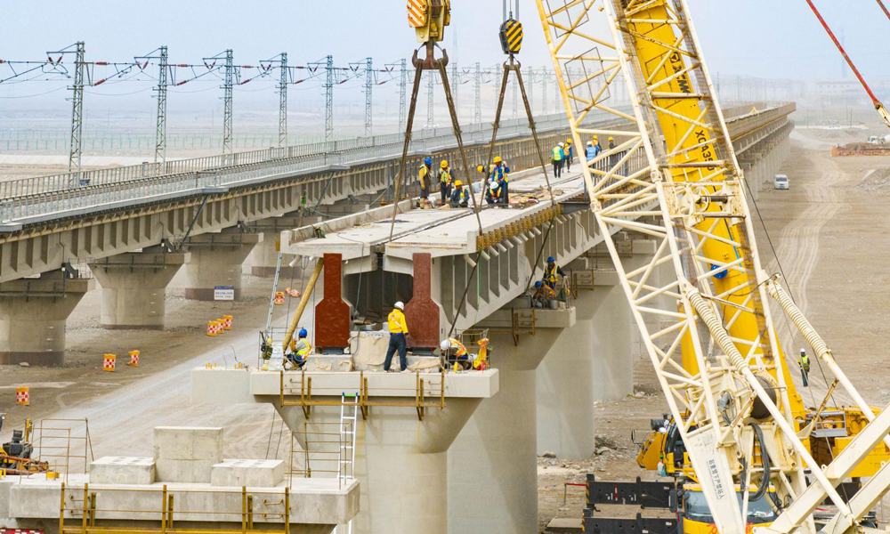 羅若鐵路全線建成后，將連通既有和若鐵路、哈羅鐵路，并與蘭新鐵路、格庫(kù)鐵路銜接，形成多徑路的進(jìn)出疆通道，對(duì)助力沿線礦產(chǎn)資源開發(fā)，提升“公轉(zhuǎn)鐵”運(yùn)輸能力，優(yōu)化完善區(qū)域路網(wǎng)布局具有積極意義。
